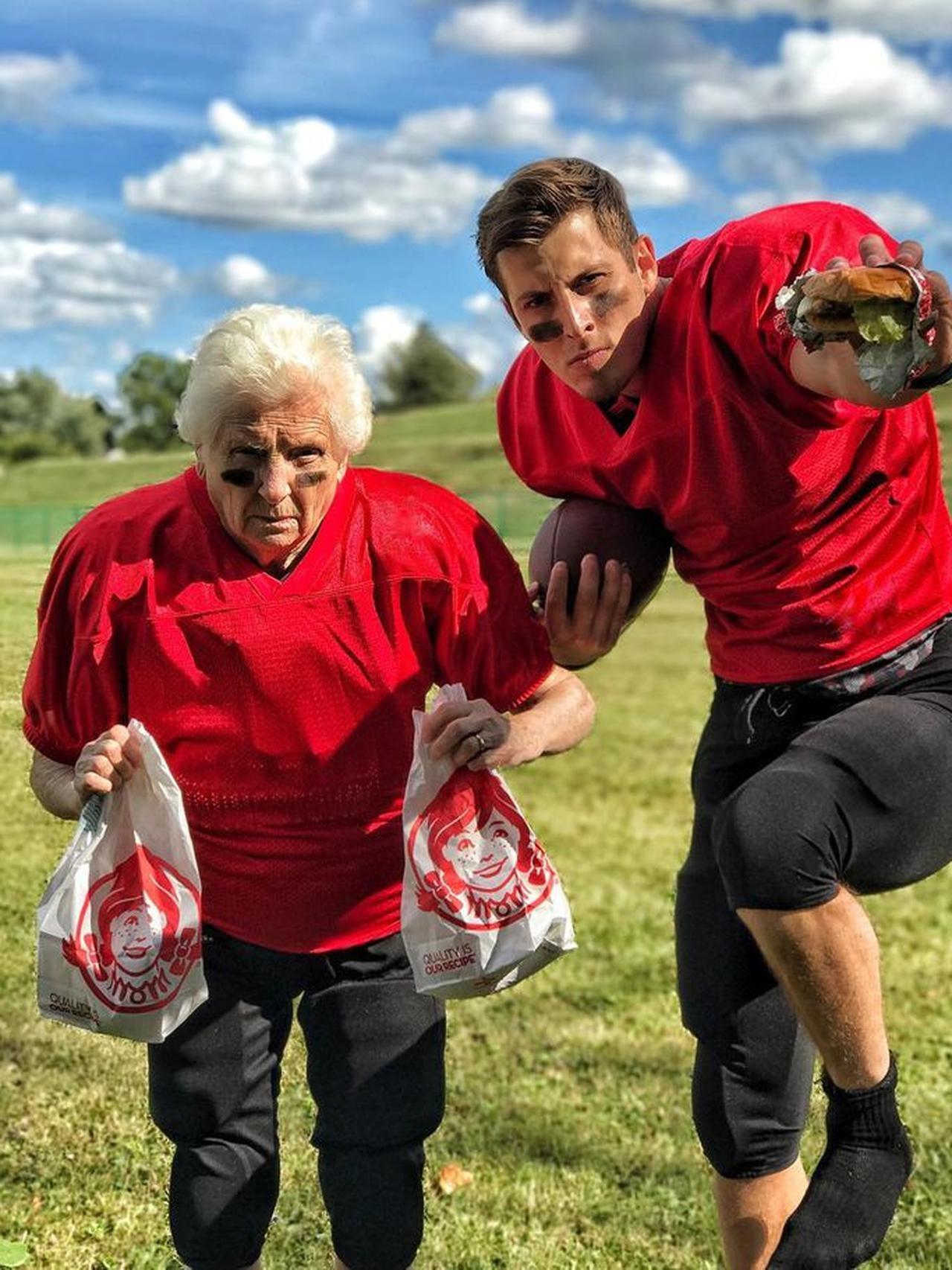 Potret kekompakan nenek dengan cucunya ini bikin kita iri dan gemesin